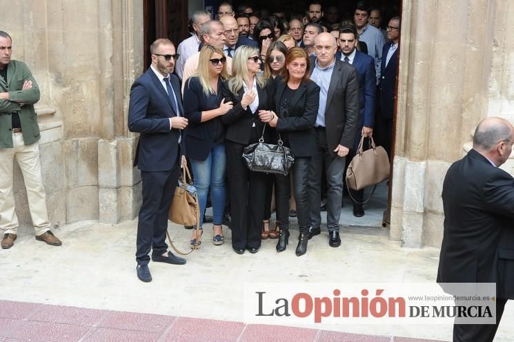 Numerosos murcianos arropan a la familia de Antonio González Barnés en su entierro