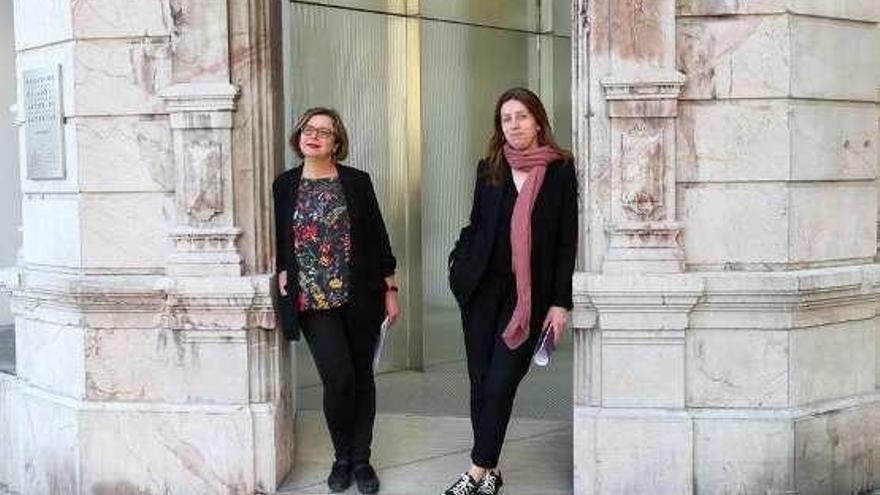 Ana Taboada (izquierda) y Lorena Gil, a la puerta del Bellas Artes.