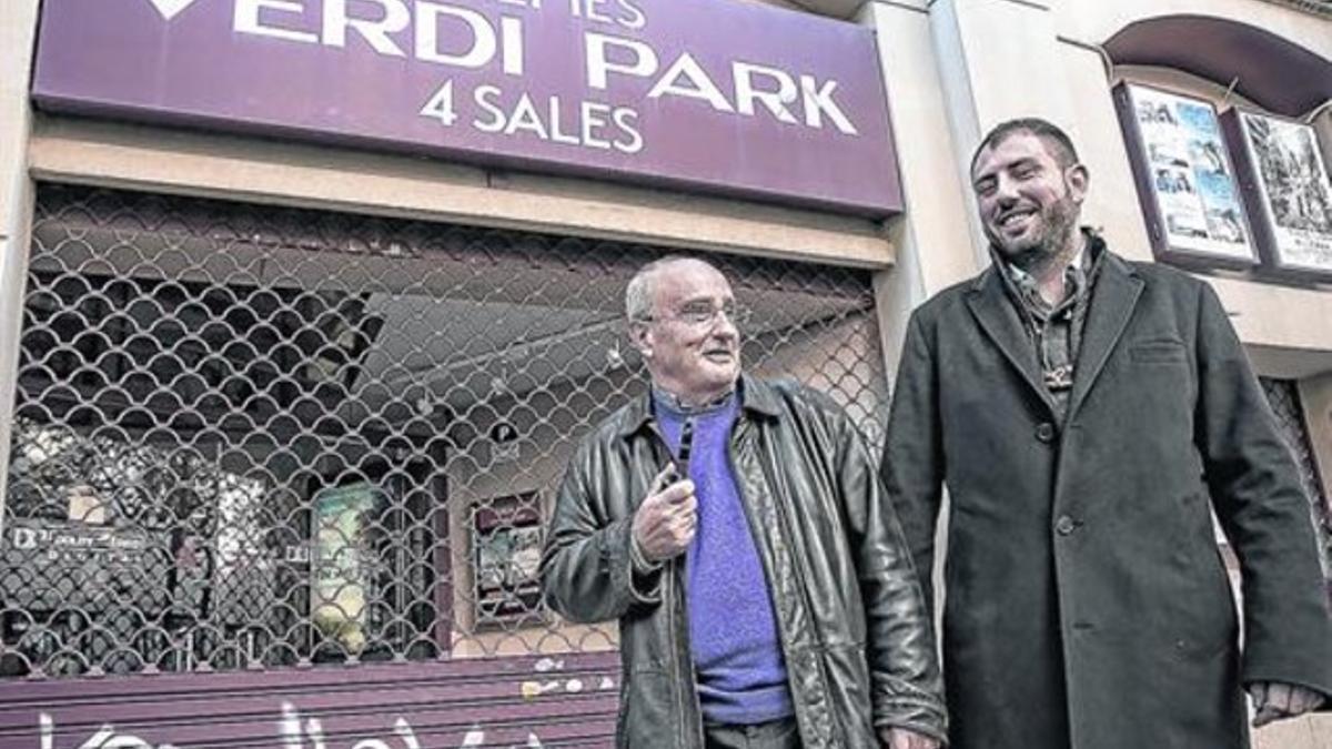 Enric Pérez y su hijo Adrián, ayer por la mañana delante de las salas Verdi Park, de la calle Torrijos, en el barrio de Gràcia.