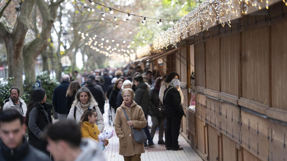 Los niños disfrutan de los regalos de Papá Noel en el paseo de Cánovas