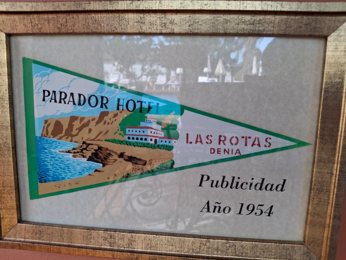 Un banderín de promoción turística de 1954 del Parador Hotel de les Rotes