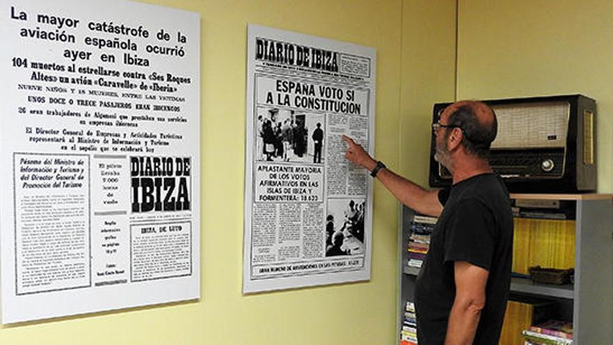 Dos de las portadas en gran formato que se pueden contemplar en la exposición conmemorativa del aniversario de Es Diari.