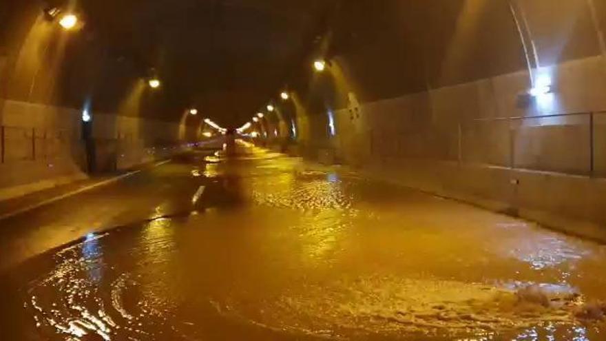 La lluvia obliga a cortar el túnel de la AP-7 en Pilar de la Horadada