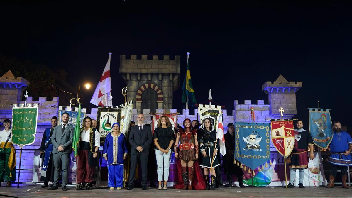 magen con la alcaldesa Cristina Mora, capitanas y presidente y comparsas en el Pregón de Moros y Cristianos.