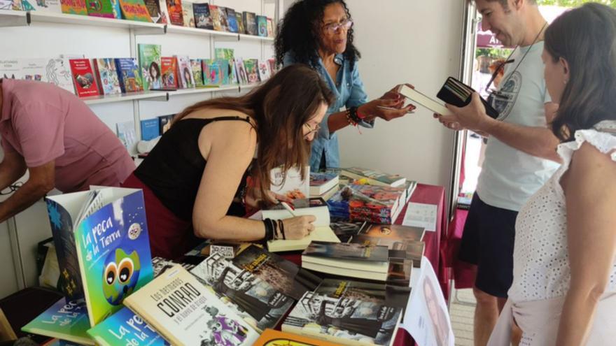 Dores Grego y Sandra Escudero firmando libros en la Feria de Benavente, ayer. | E. P.
