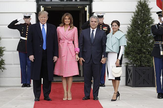 Melania Trump con abrigo rosa de pata de gallo