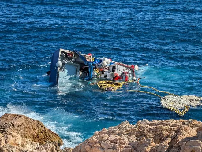 Les imatges de l'enfonsament d'una embarcació de pesca que s'havia encallat en unes roques a Sant Feliu de Guíxols