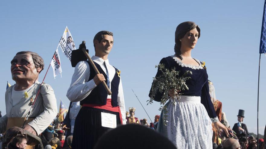 Gegants durant una trobada a Lledoners, a Sant Joan