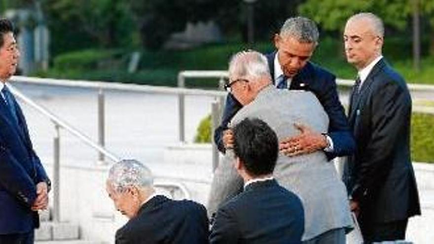 Obama saluda un dels supervivents de la bomba atòmica d&#039;Hiroshima en presència de Shinzo Abe.