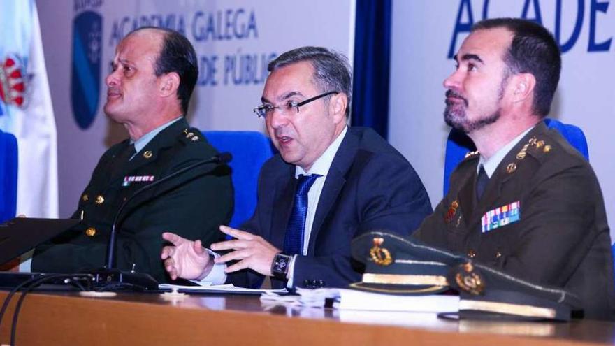 El director de la Agasp, ayer, entre los tenientes coroneles que impartieron la jornada. // Bernabé / Ana Bazal