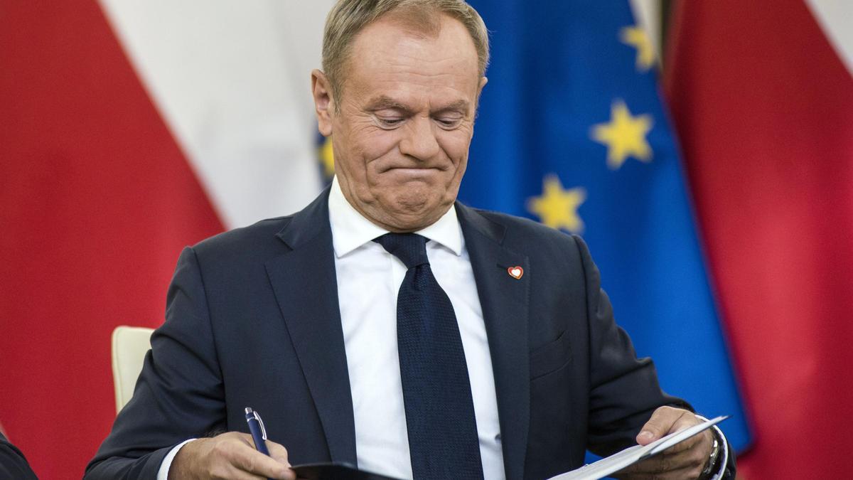 El líder opositor de Polonia, Donald Tusk, durante la firma del acuerdo de coalición, este viernes en Varsovia.