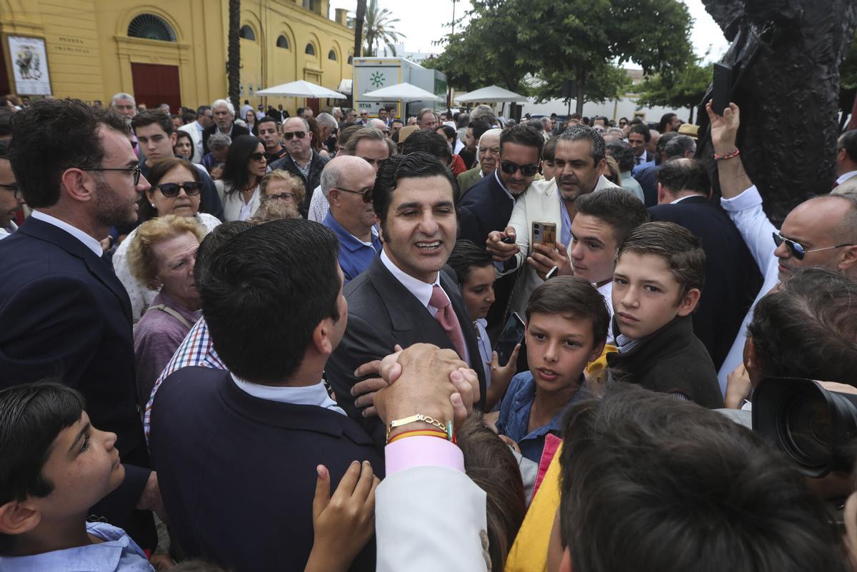 Imágenes de la inauguración del monumento a Rafael de Paula en la Plaza de Toros.