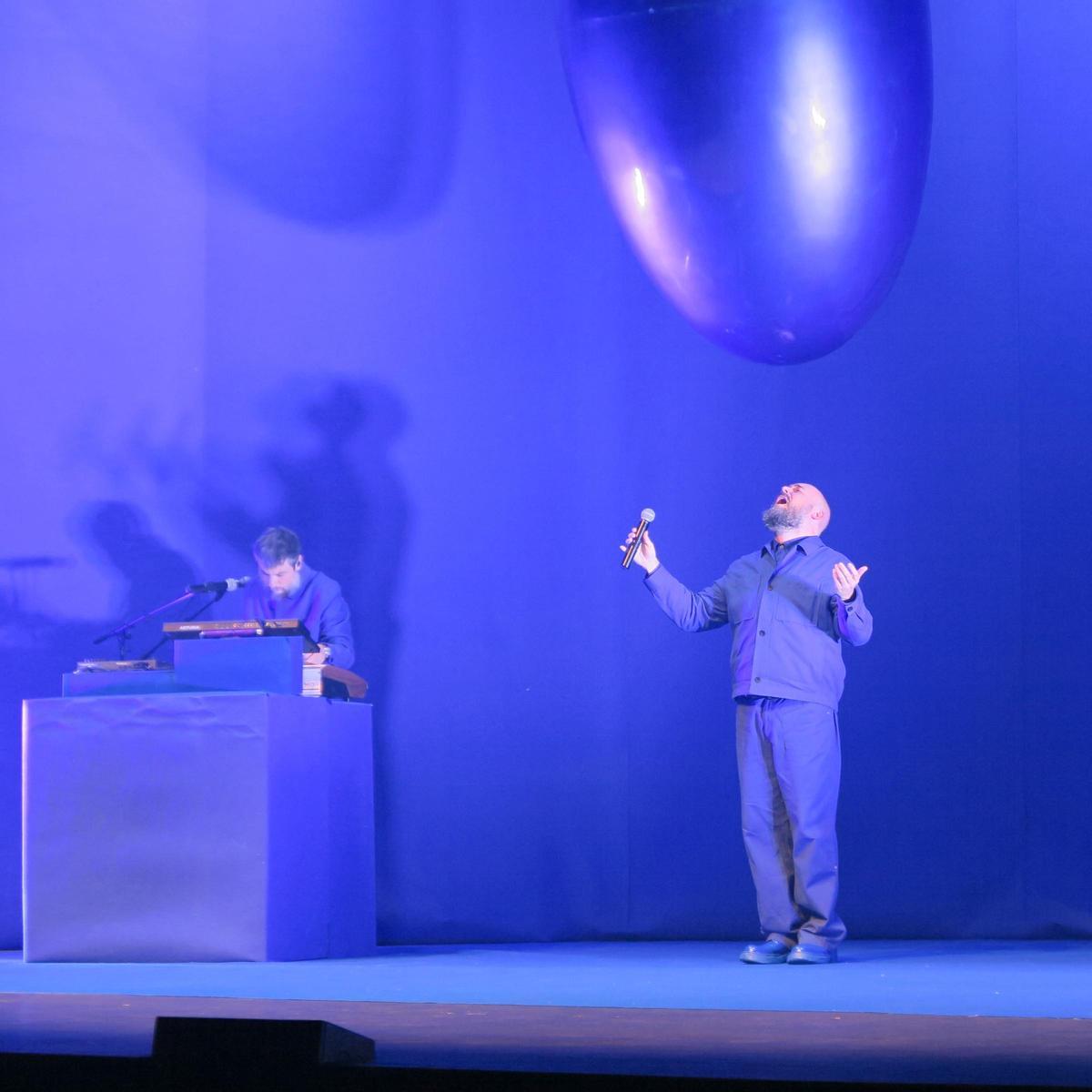 Refree y Niño de Elche, mística en azul.