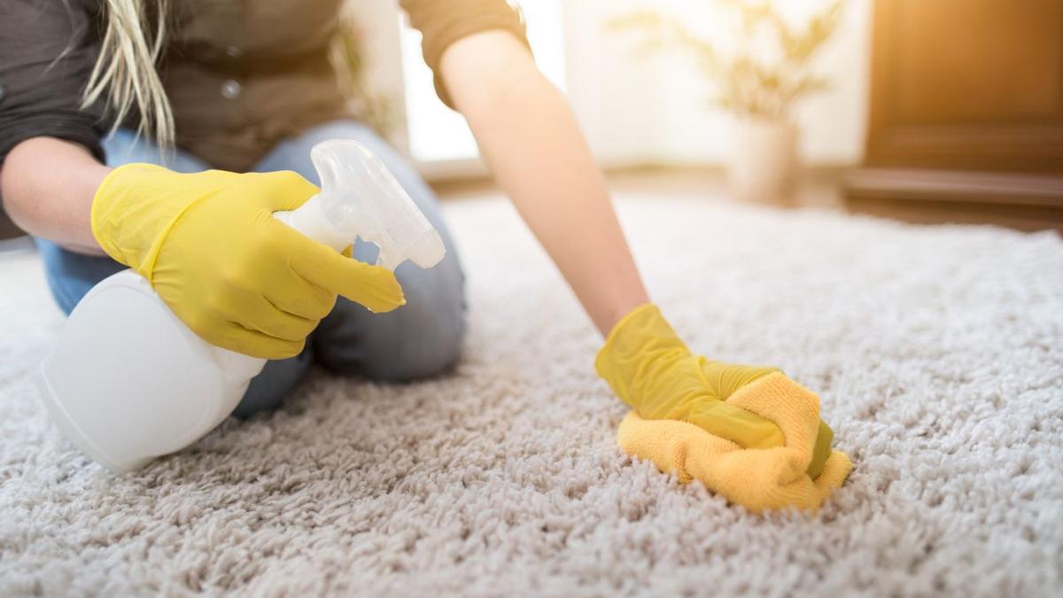 CÓMO LIMPIAR UNA ALFOMBRA | Cómo limpiar las alfombras en casa: el secreto casero más efectivo