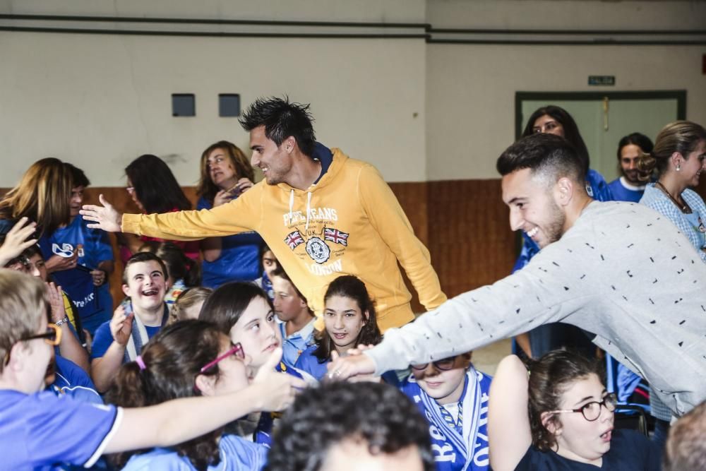 Los jugadores del Real Oviedo Valera y Vila visitan el colegio de educación especial de Latores