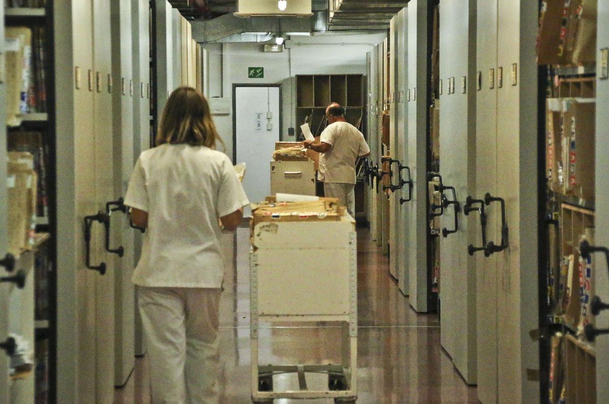 Zona de custodia de los historiales médicos en el Hospital Vega Baja, en una imagen de archivo.