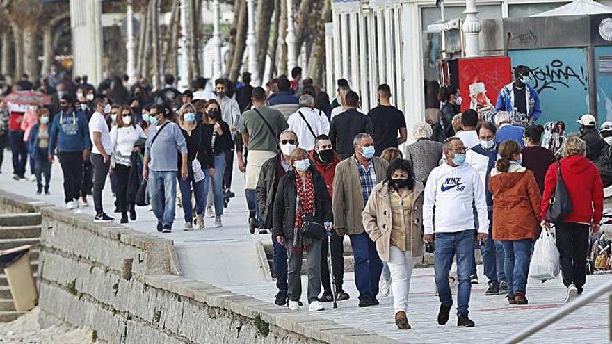 El paseo de Samil, ayer, abarrotado de ciudadanos.