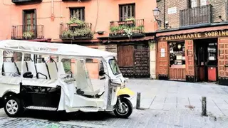 El 'vacío legal' por el que los tuk-tuk pueden competir sin autorización con los taxis en Madrid