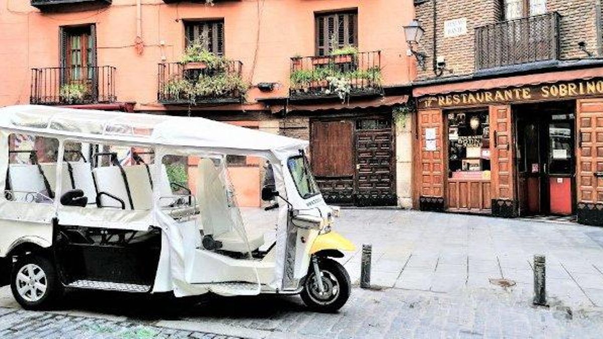 Un tuk-tuk en una céntrica calle de Madrid en una imagen de archivo.