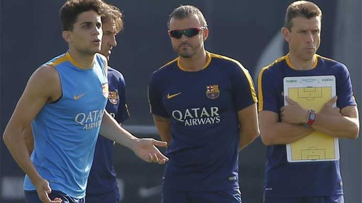 Marc Bartra junto a Luis Enrique y su staff técnico en un entrenamiento del FC Barcelona
