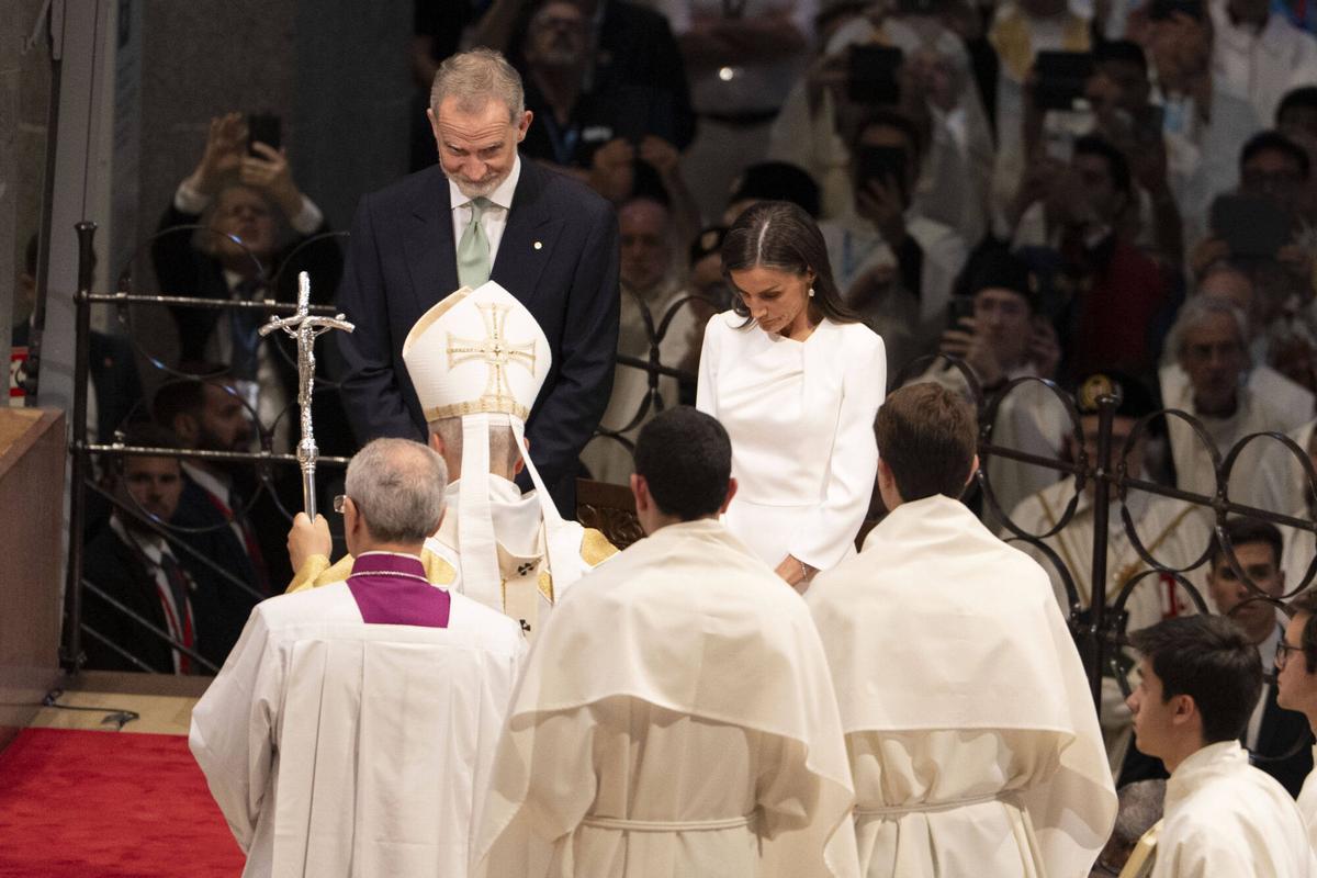 El Papa León XIV en la Sagrada Familia. Misa en conmemoración del centenario de la muerte de Antoni Gaudí y bendición de la torre de Jesucristo . En la foto, El Rey Felipe y la reina Letizia . Barcelona, 10 de junio de 2026. Fotografía de Ferran Nadeu