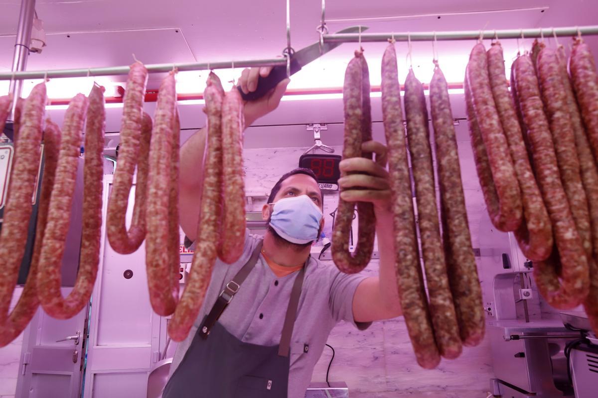 La Carnicería Elio preparando las longanizas el año pasado para el Jueves Lardero