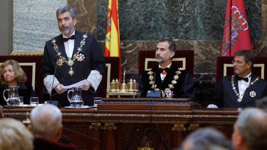 De izquierda a derecha, Madrigal, Lesmes, el Rey y el ministro de Justicia en funciones, Rafael Catalá.