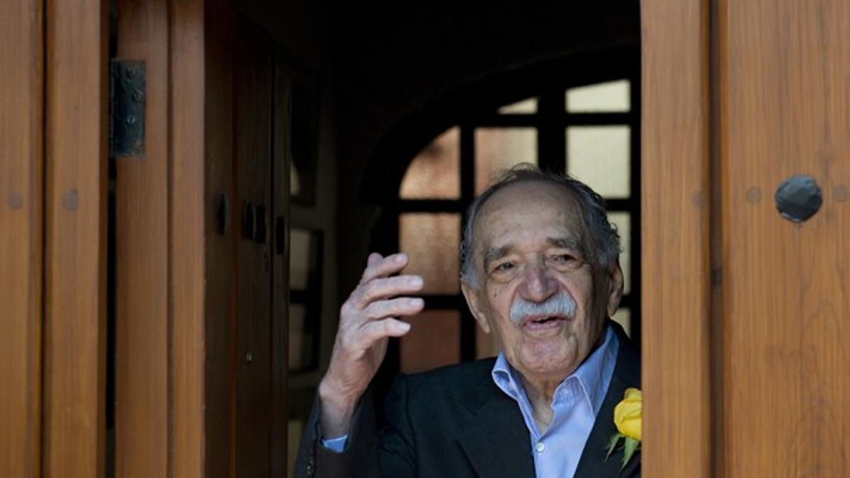 Gabriel García Márquez saluda a los periodistas desde la puerta de su casa, con motivo de su cumpleaños, el pasado 6 de marzo.