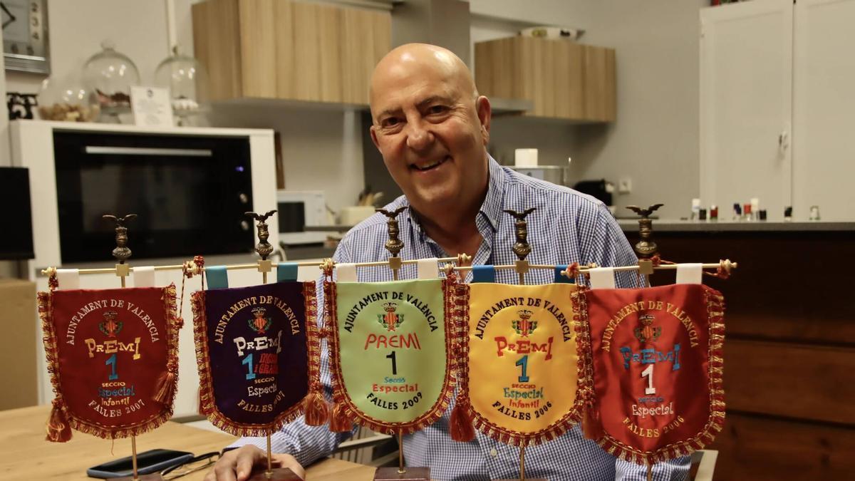 Armiñana, con algunos de los banderines que recuerdan los premios en Nou Campanar