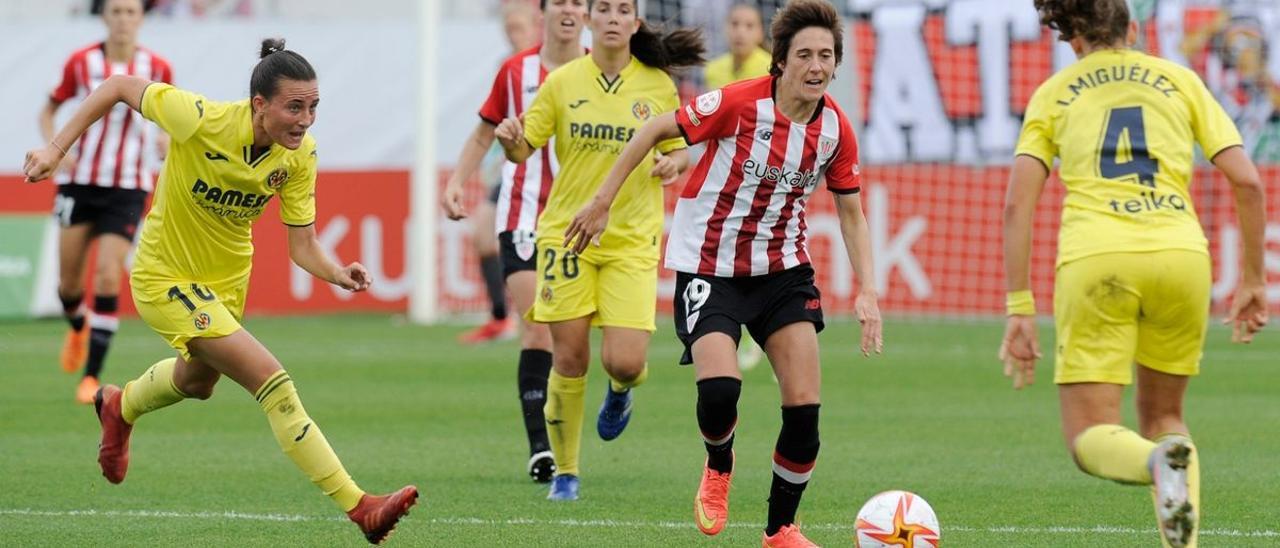 Las amarillas Bea Prades e Irene Miguélez presionan a la atacante vizcaína Yulema Corres en un lance del encuentro.