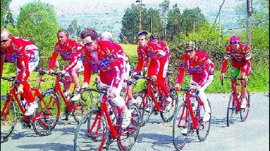 Garzelli, segundo por la derecha, junto a su equipo, ayer, en la subida a San Martín de Huerces.