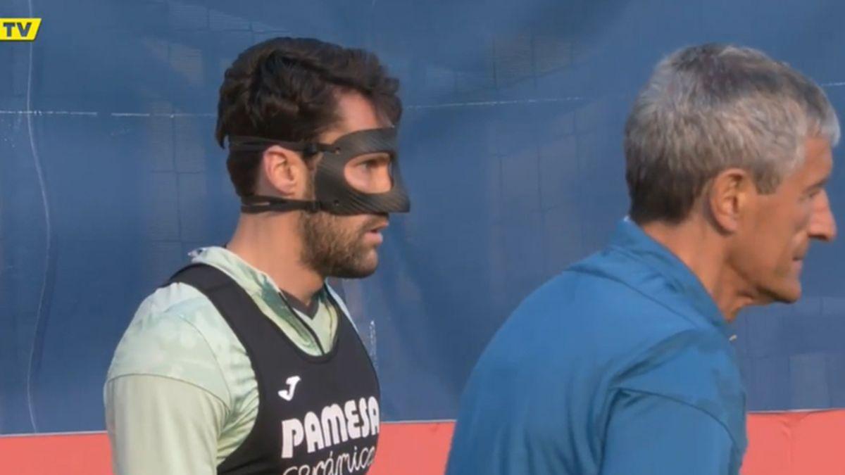 Alfonso Pedraza se ha ejercitado este martes con el Villarreal con una máscara protectora.