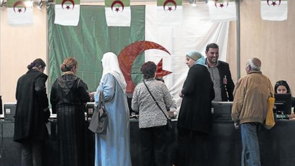 Voto anticipado 8 Argelinos residentes en Francia emiten su sufragio, el miércoles en Marsella.