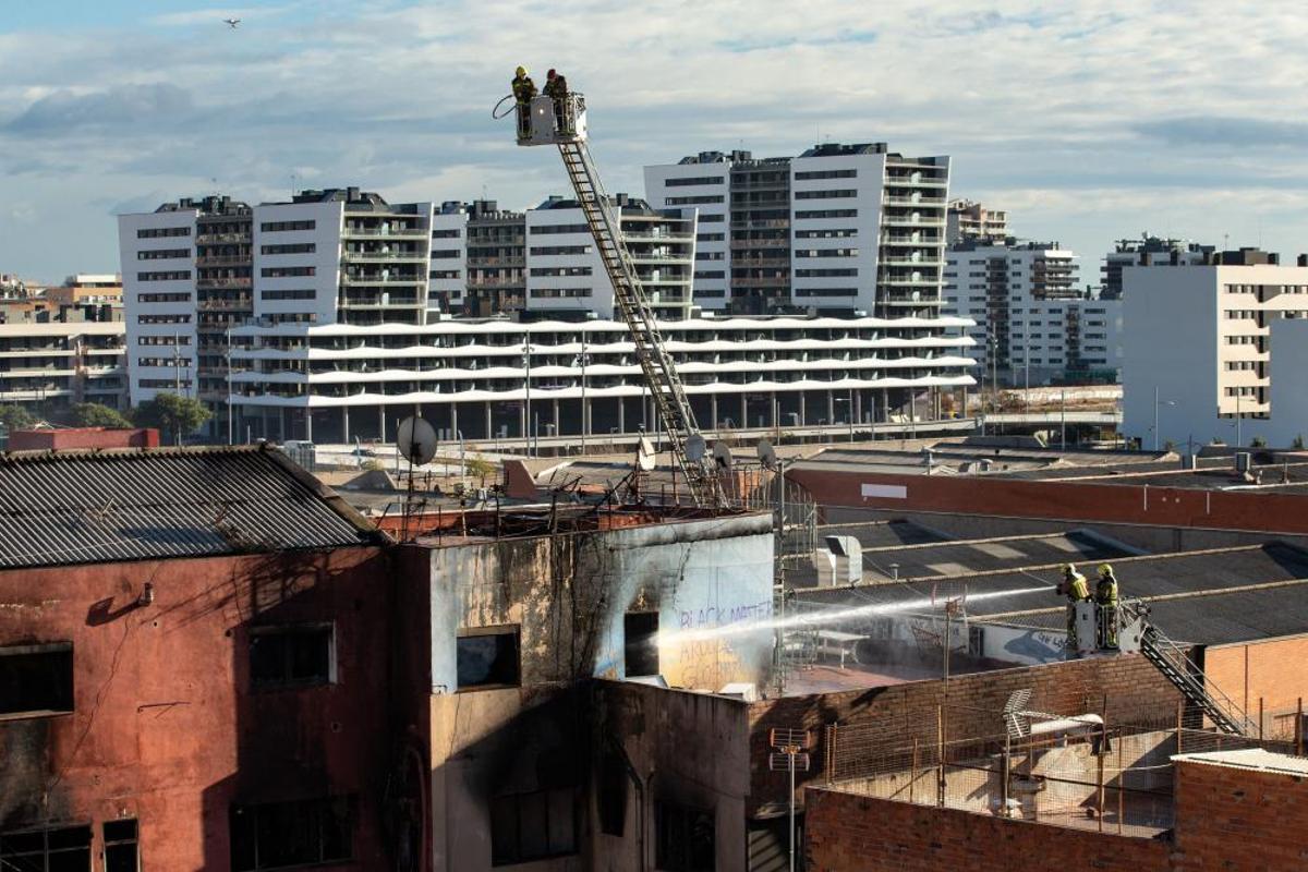 Al menos dos muertos en un incendio en Badalona Al menos dos muertos en un incendio en Badalona