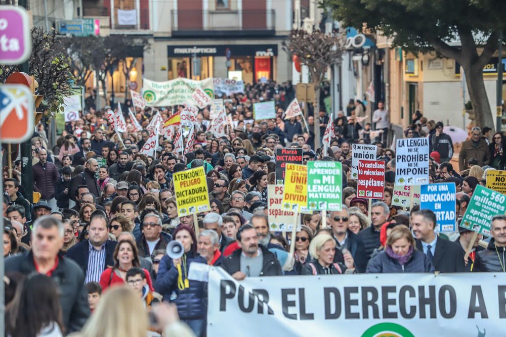 Veinte mil personas reclamaron ayer en las calles de Orihuela la derogación de la ley de Plurilingüismo