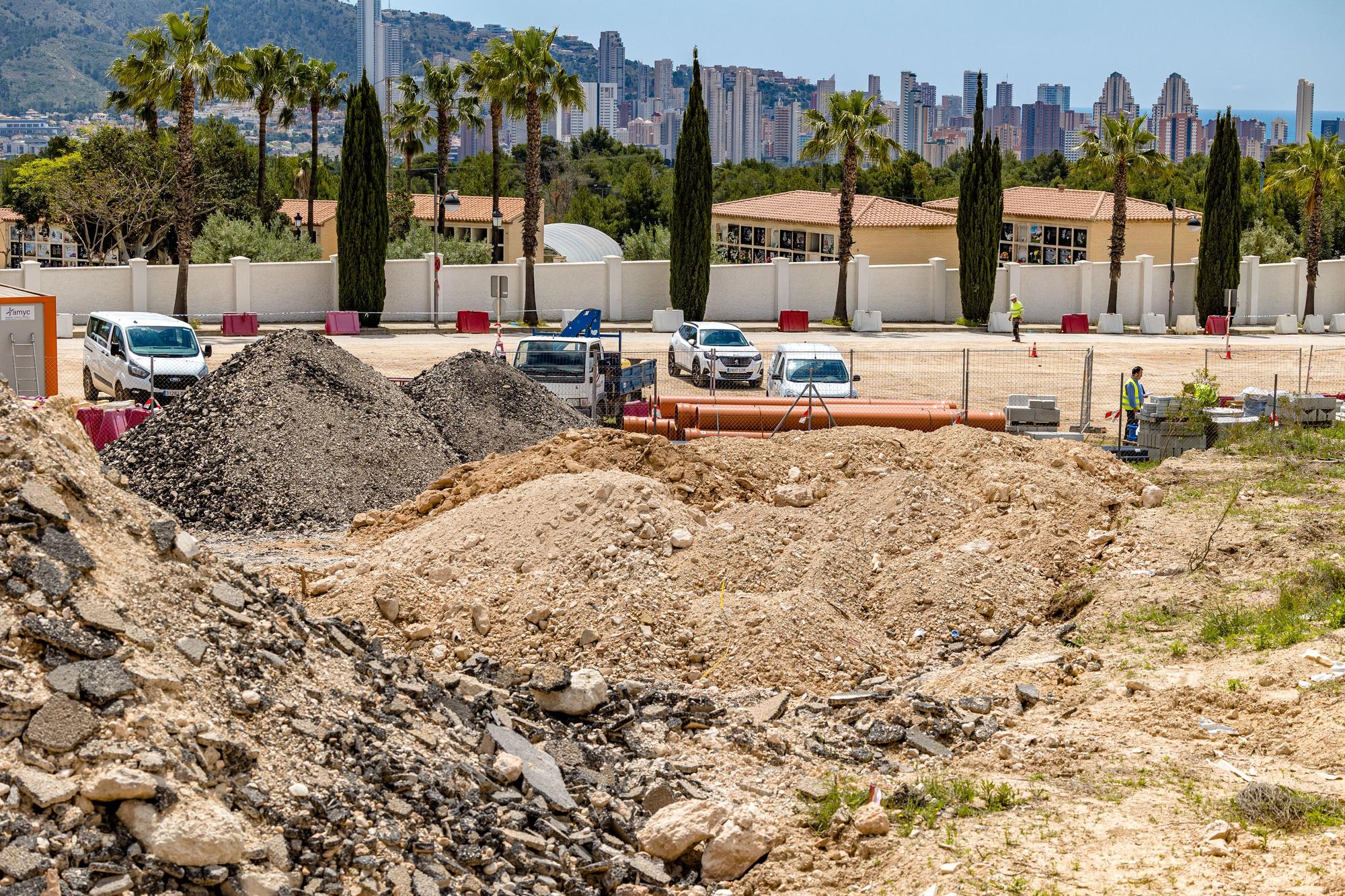 Movimiento de tierras en la zona de ampliación del Cementerio de Sant Jaume, que duplicará su actual superficie.