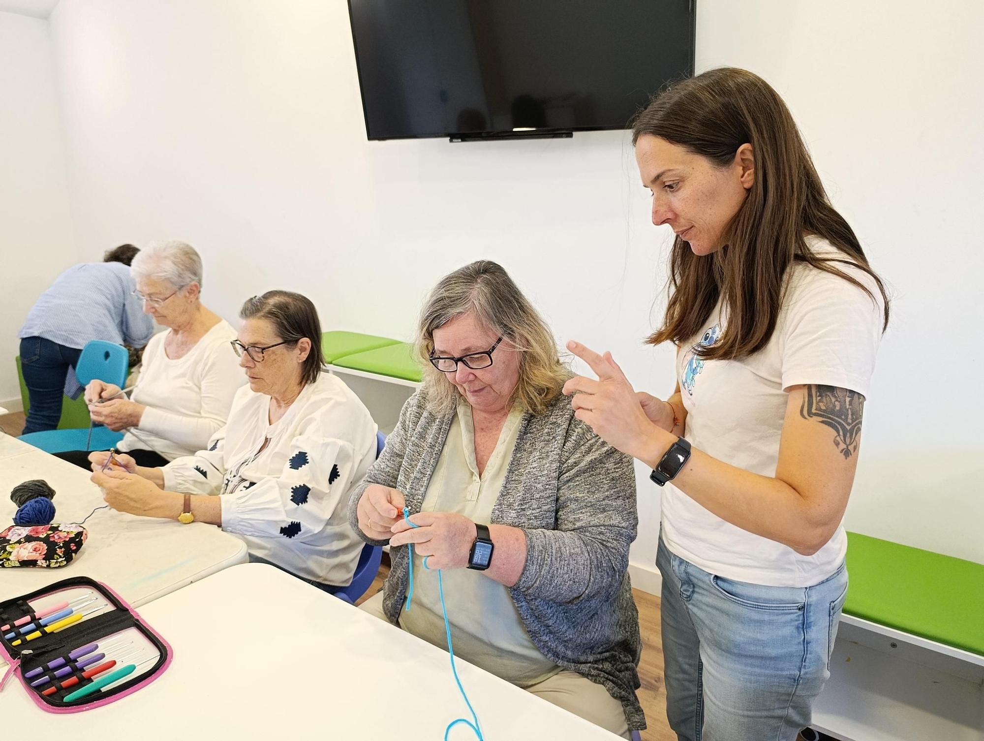 Entre lanas y patrones: así es el club de ganchillo de Soto de Llanera