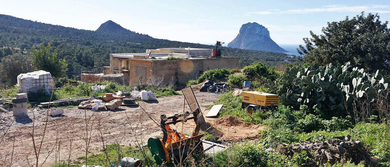 Obras de reforma en una casa payesa de Cala d’Hort, con la vista de es Vedrà al fondo, en una imagen de archivo.