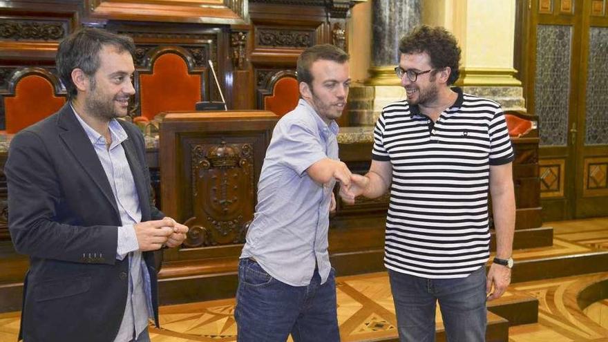 Alberto Seoane, rodeado por Xulio Ferreiro y José Manuel Sande, en el Ayuntamiento.