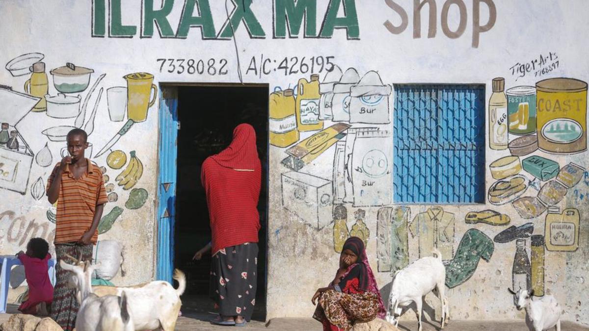 Una família de Somàlia comprant provisions a Bandarbeyla | DDG
