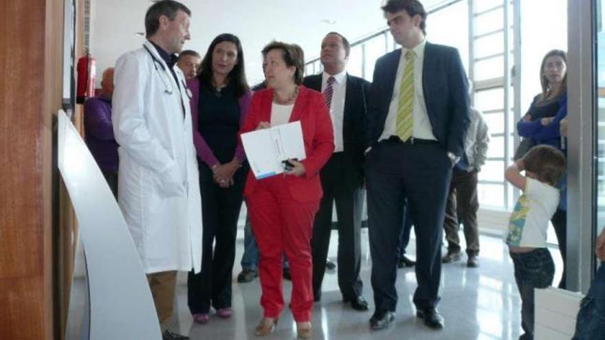 Pilar Farjas charla con un médico, ayer, en el ambulatorio de Vilarmaior. / la opinión