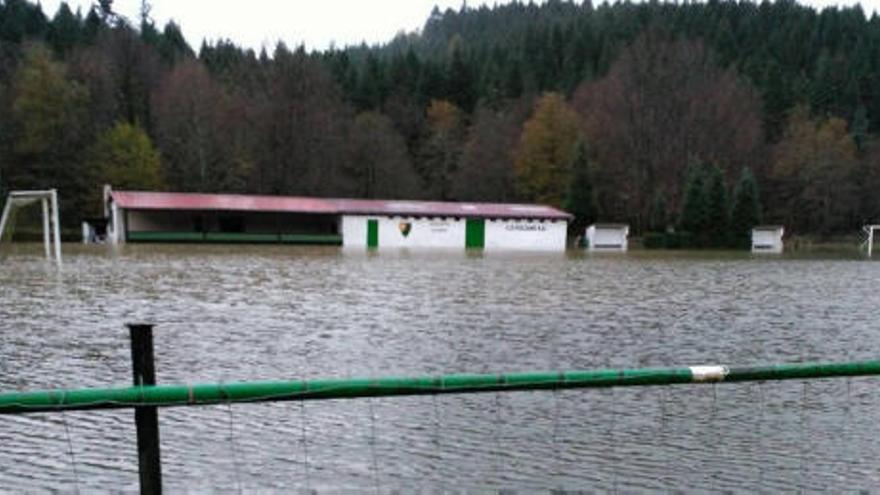 La lluvia ha hecho estragos en los campos de fútbol de toda la geografía española.