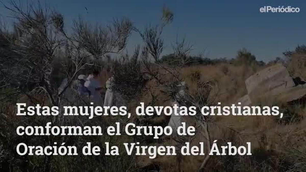 El Grupo de Oración de la Virgen del Árbol lleva más de 30 años realizando su particular liturgia religiosa en la montaña de la cruz de Montigalà de Badalona.