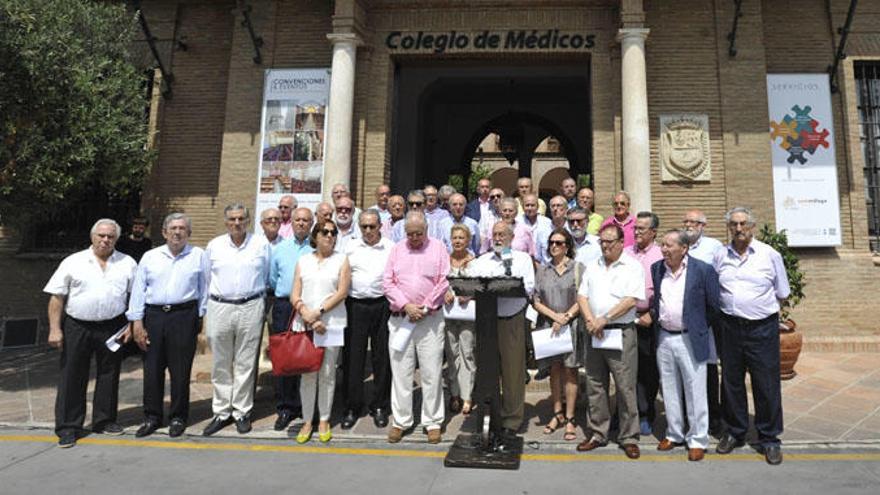 Lectura del manifiesto a las puertas del Colegio de Médicos de Málaga.