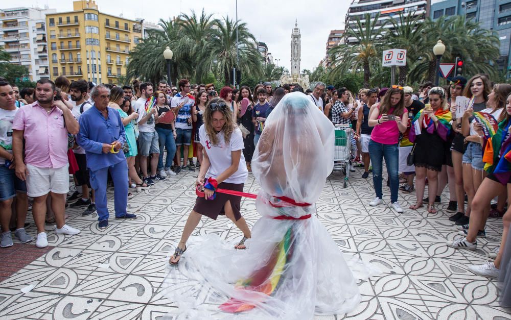 Alicante ondea la bandera del Orgullo LGTBI