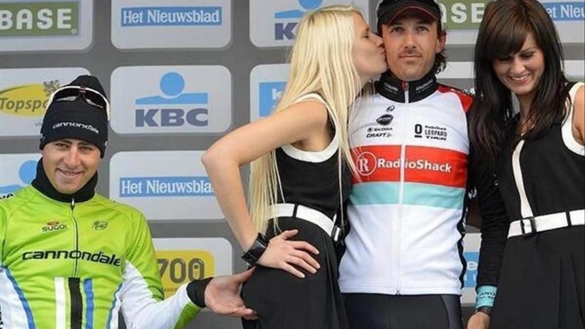 El feo gesto de Peter Sagan, ante Fabian Cancellara, en Flandes