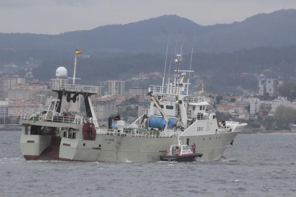 El buque “Ana Gandón” en el momento de zarpar del muelle de Frigoríficos, en Cangas. // Santos Álvarez