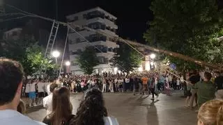Los solteros plantan el álamo en Pola de Siero: así ha sido la noche de San Juan (con susto incluido)