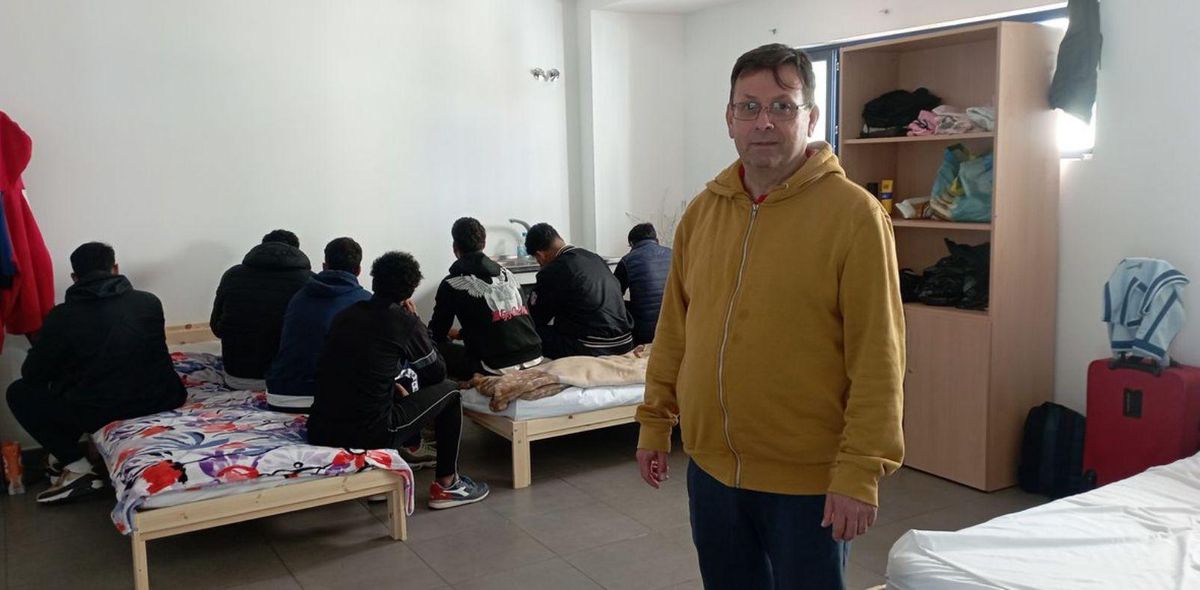 Con otros inquilinos del centro de acogida, el pasado abril.