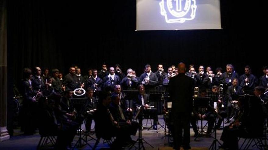 Músicos de «Nacor» con los integrantes de la Banda de la Mañana en el concierto del pasado año en el «Principal».